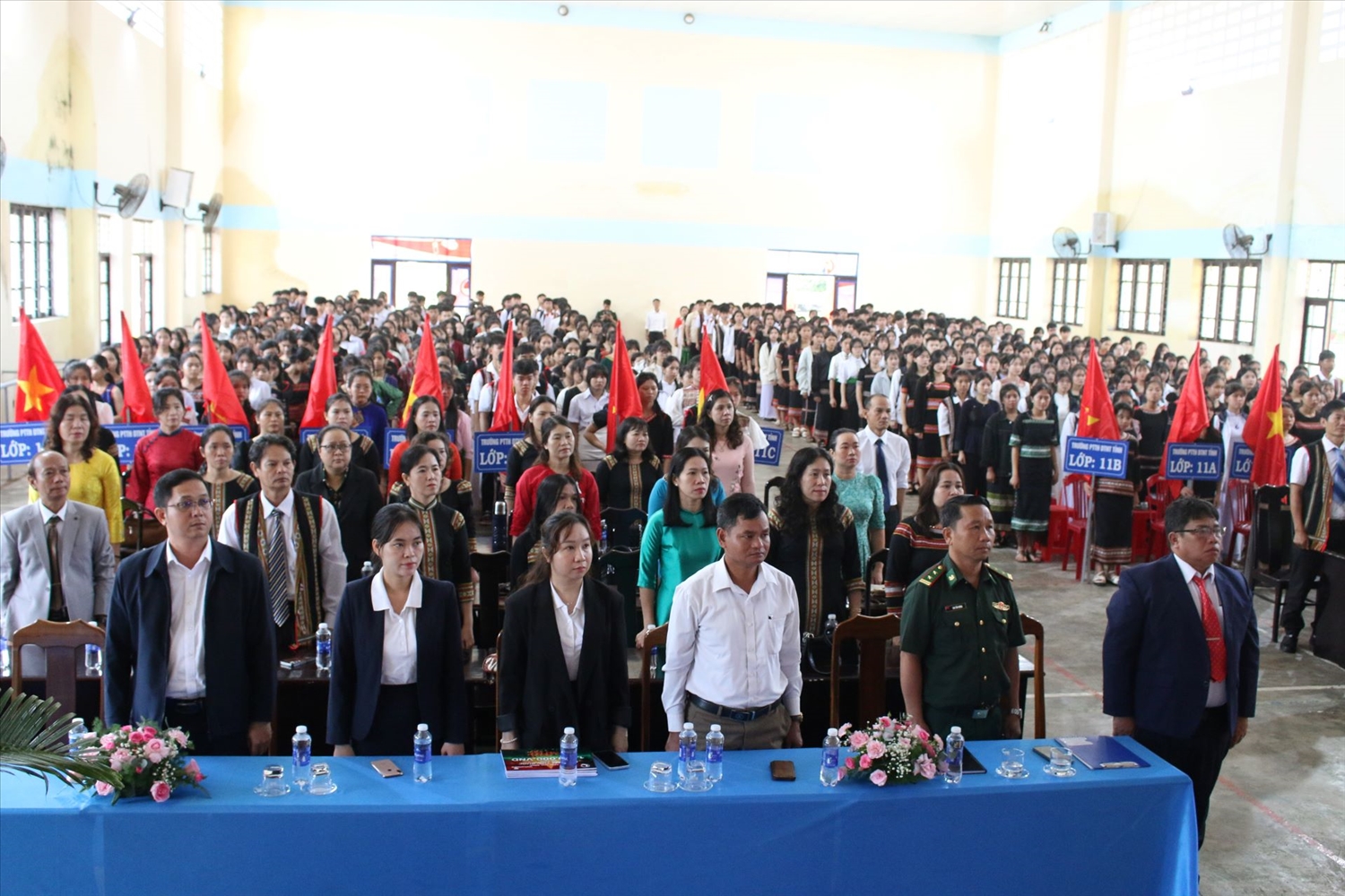 Thầy và trò Trường PTDTNT THPT Kon Tum thực hiện nghi thức chào cờ, hát Quốc ca đồng bộ với Lễ tại Trung tâm Hội nghị Quốc gia. (Ảnh: Ngọc Chí)
