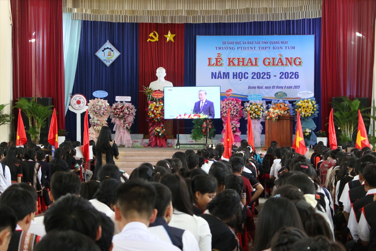 Thầy và trò Trường PTDTNT THPT Kon Tum theo dõi phát biểu của Tổng Bí thư Tô Lâm tại Lễ kỷ niệm 80 năm truyền thống ngành Giáo dục và khai giảng năm học 2025 – 2026 qua sóng truyền hình trực tiếp. (Ảnh: Ngọc Chí)