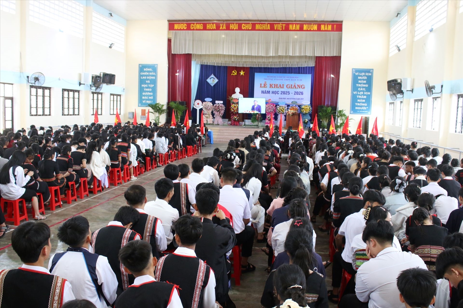 Đúng 8h, thầy và trò Trường PTDTNT THPT Kon Tum theo dõi truyền hình trực tiếp Lễ kỷ niệm 80 năm truyền thống ngành Giáo dục và khai giảng năm học 2025 – 2026 diễn ra tại Trung tâm Hội nghị Quốc gia. (Ảnh: Ngọc Chí)