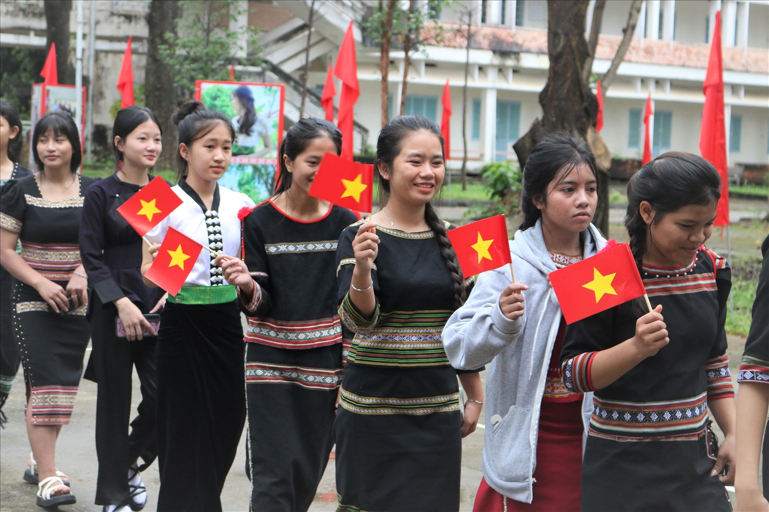 Cờ đỏ sao vàng trên tay, nụ cười rạng rỡ, các em học sinh DTTS phấn khởi đến dự Lễ khai giảng năm học mới. (Ảnh: Ngọc Chí)