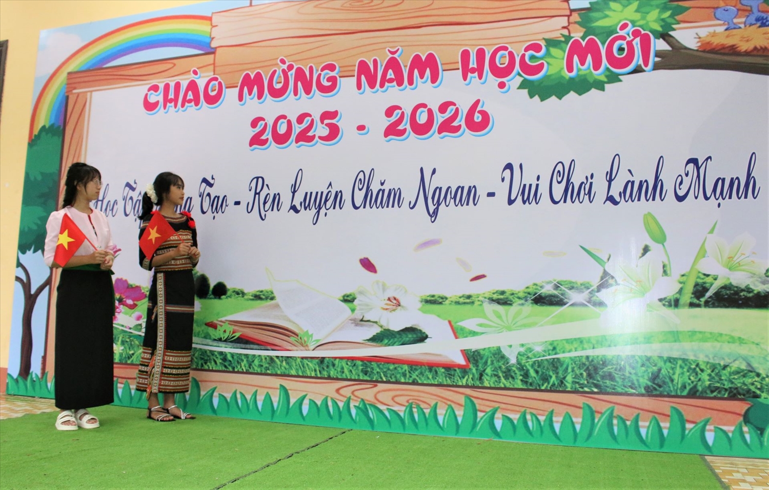 Các em học sinh lớp 10 tranh thủ đọc thông điệp năm học 2025 – 2026 mà thầy cô giáo Trường PTDTNT THPT Kon Tum nhắn gửi. (Ảnh: Ngọc Chí)