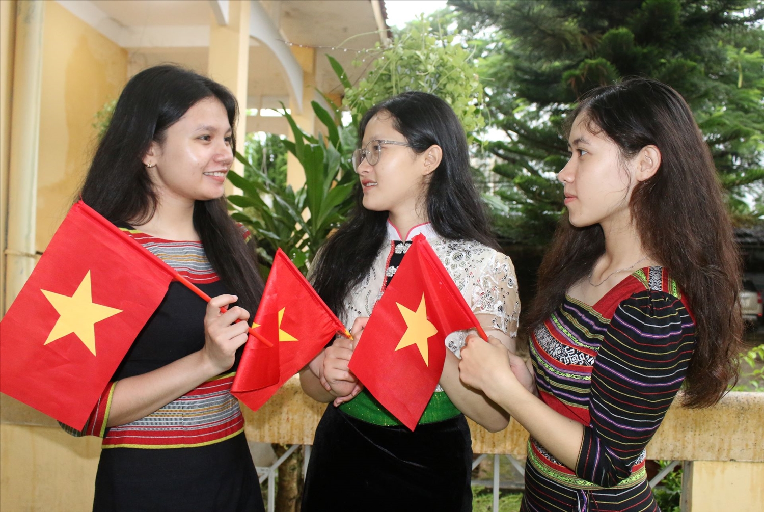 Các em học sinh lớp 12 trò chuyện trước khi bước vào Lễ khai giảng năm học mới. (Ảnh: Ngọc Chí)