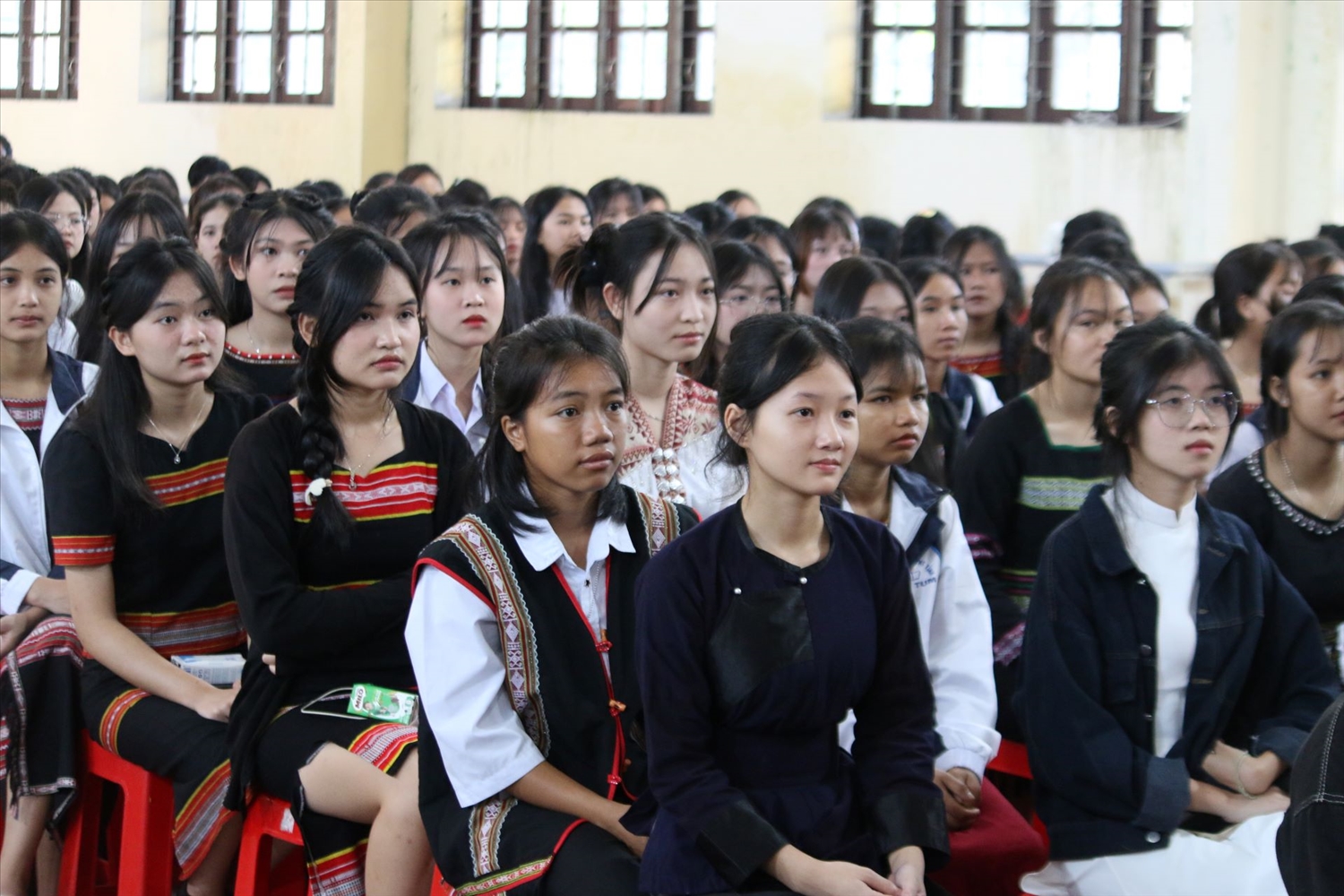 Các em học sinh DTTS chăm chú theo dõi Tổng Bí thư Tô Lâm phát biểu. (Ảnh: Ngọc Chí)
