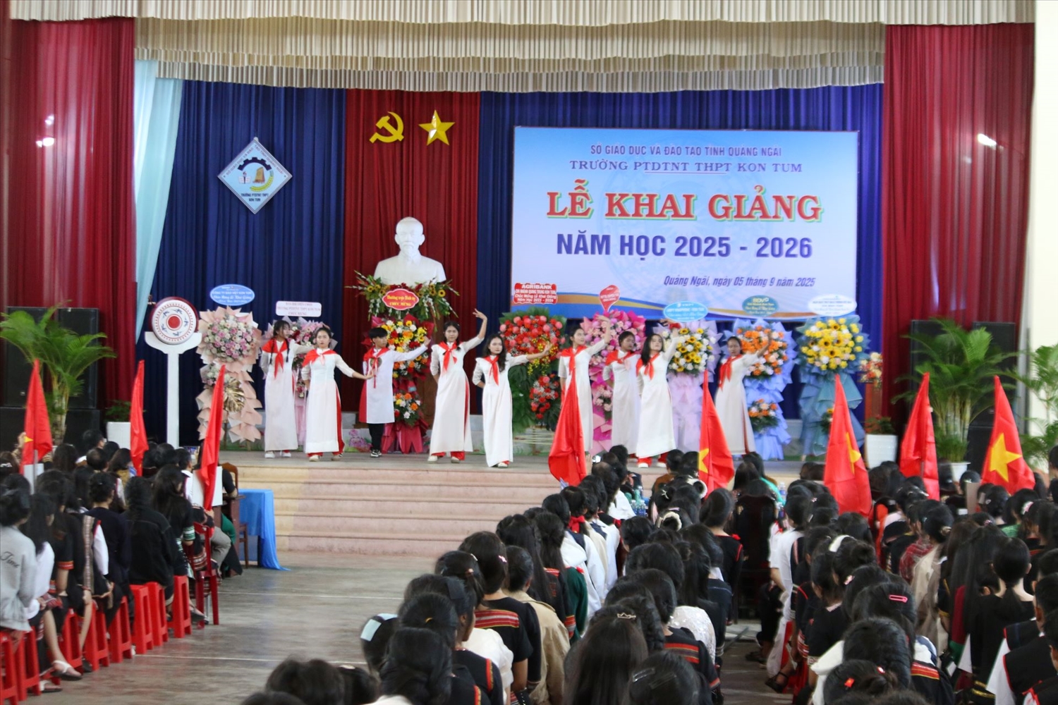 Đúng 7h, các em tập trung về Hội trường xem các tiết mục văn nghệ do học sinh và giáo viên Trường PTDTNT THPT Kon Tum biễu diễn. (Ảnh: Ngọc Chí)