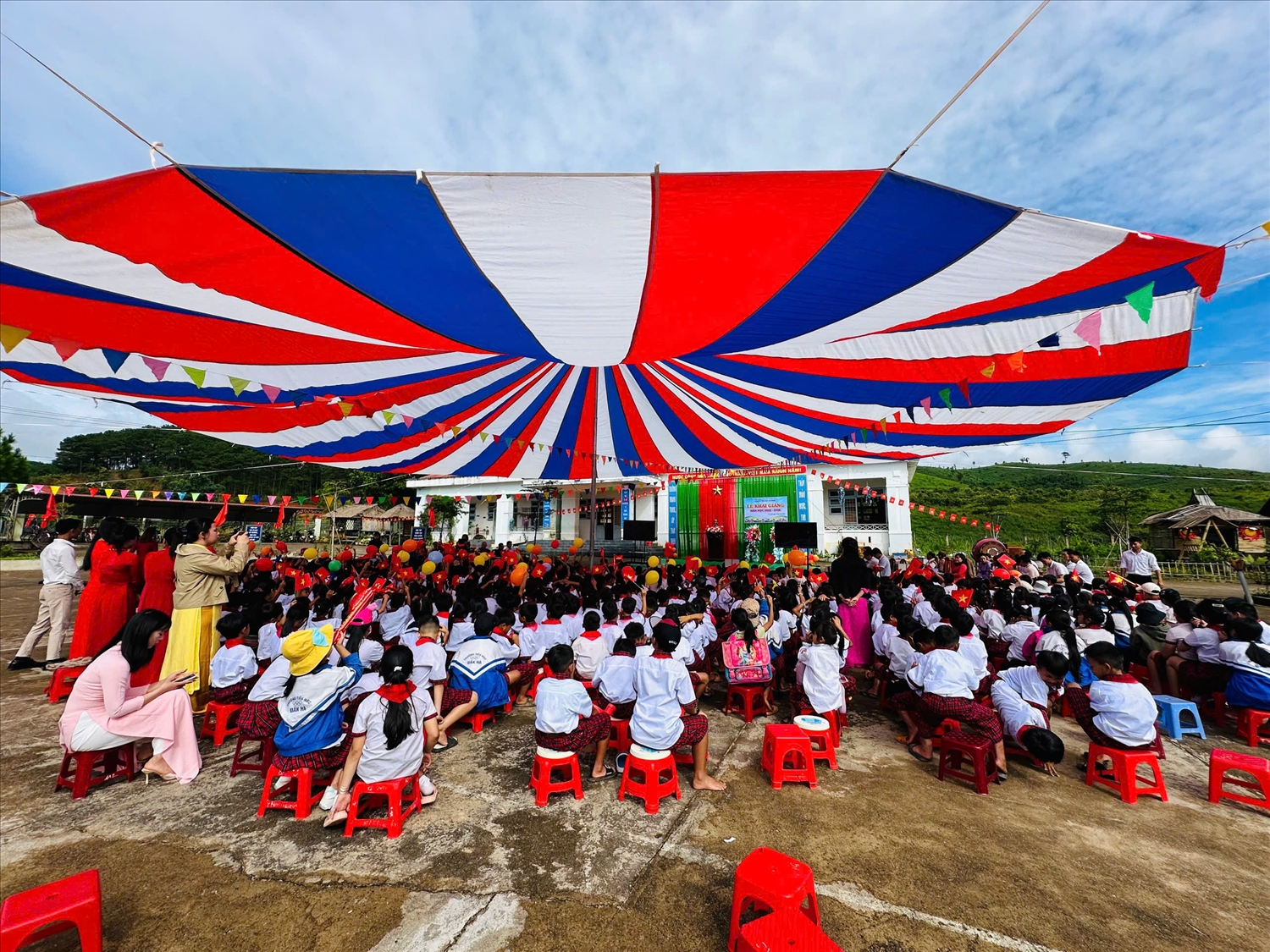Quang cảnh Lễ khai giảng năm học mới tại Trường Tiểu học Kim Đồng. (Ảnh: Ngọc Chí)