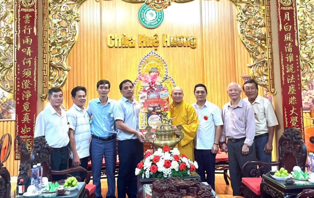 Lãnh đạo Sở Dân tộc và Tôn giáo tỉnh Quảng Ngãi thăm, tặng quà chúc mừng Chùa Huệ Hương. (Ảnh: Ngọc Chí)