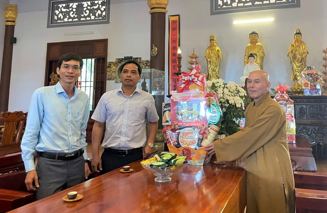 Lãnh đạo Sở Dân tộc và Tôn giáo tỉnh Quảng Ngãi tặng quà chúc mừng Thượng tọa Thích Nhuận Bảo - Trưởng Ban Trị sự Giáo hội Phật giáo Việt Nam tỉnh Quảng Ngãi. (Ảnh: Ngọc Chí)