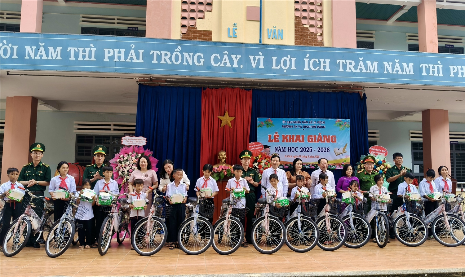 Đồn Biên phòng Ia Púch tặng xe đạp nâng bước em đến trường cho học sinh có hoàn cảnh khó khăn