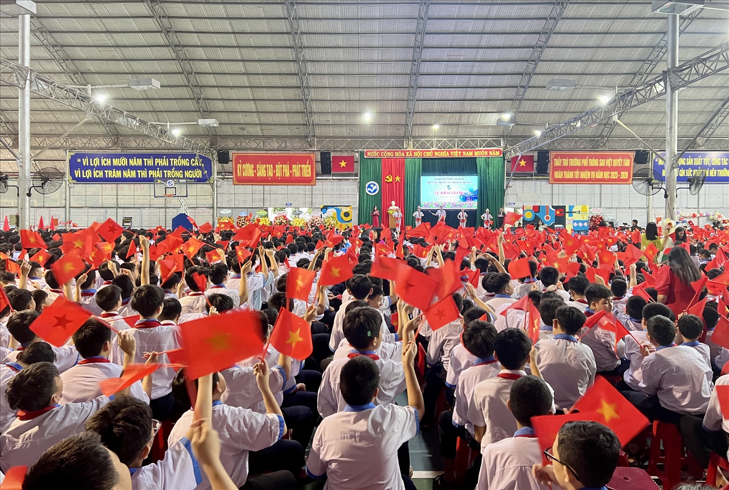 Thầy và trò Trường TH, THCS & THPT Sao Việt tổ chức lễ đón học sinh đầu cấp từ rất sớm