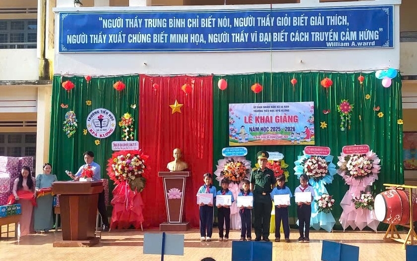 Đồn Biên phòng Ia Nan (Gia Lai) cũng trao tặng 74 triệu đồng cho 10 học sinh có hoàn cảnh khó khăn trên địa bàn