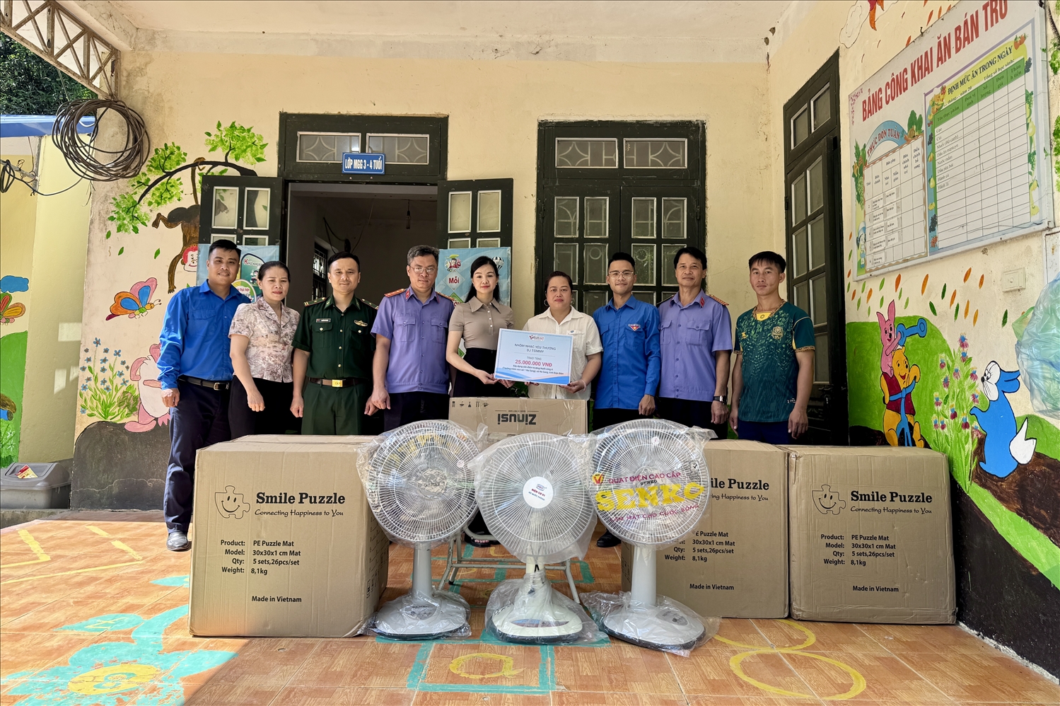 Nằm trong chuỗi hoạt động của chương trình, Nhà báo Phạm Thị Thanh Huyền, Bí thư Đoàn Thanh niên Báo VietNamNet, thay mặt Nhóm nhạc yêu thương - DJ Tommy đã trao số tiền 25 triệu đồng để góp phần xây dựng điểm trường Huổi Lóng A (Trường Mầm non số 1 Na Sang), xã Na Sang, Điện Biên, cùng với đó là nhiều vật dụng thiết yếu phục vụ điểm trường
