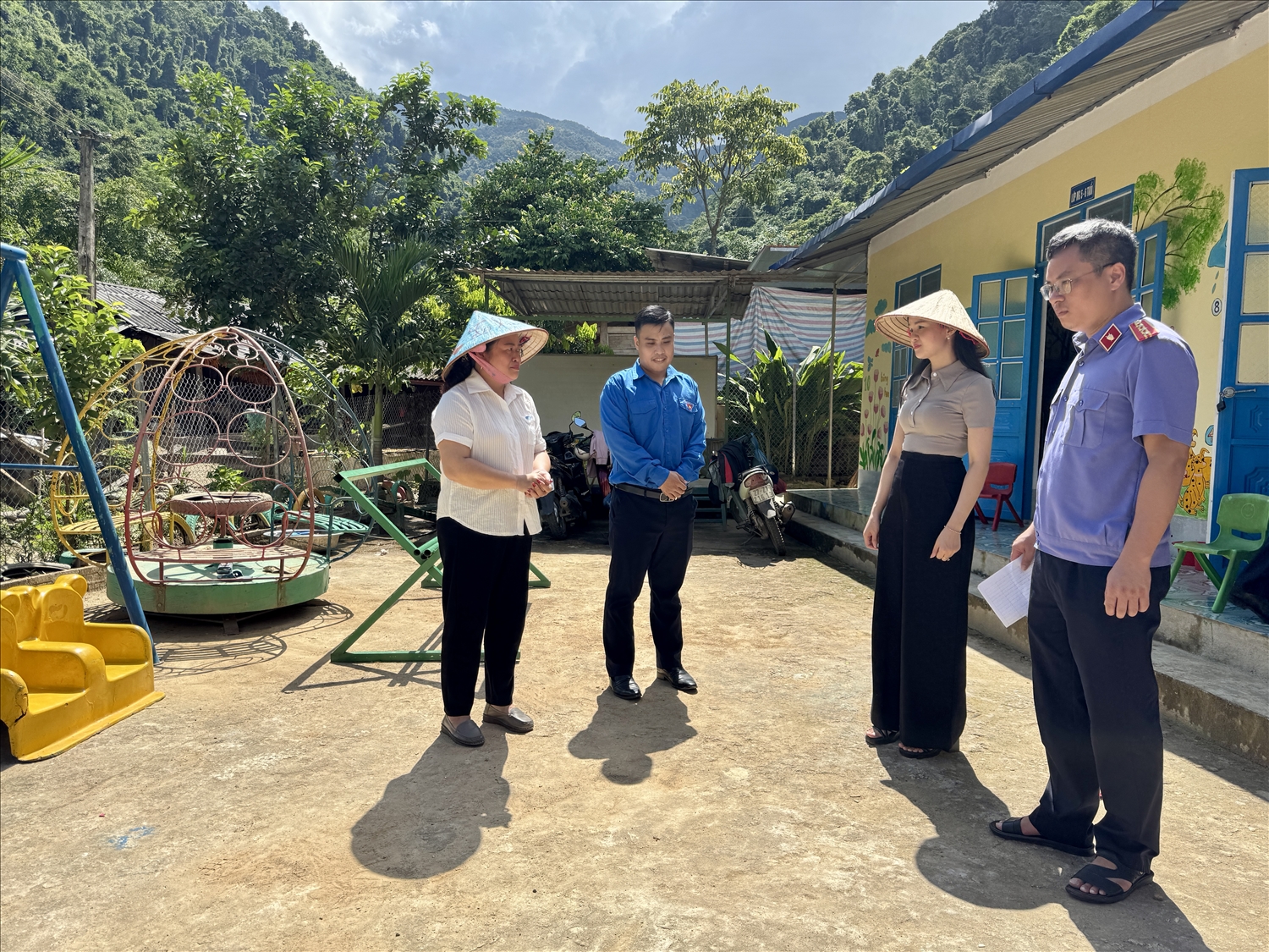 Điểm trường Huổi Lóng A (Trường mầm non số 1 Na Sang) là điểm trường vùng biên giới đặc biệt khó khăn với 100% các em học sinh dân tộc Mông, tỉ lệ hộ nghèo còn cao.
