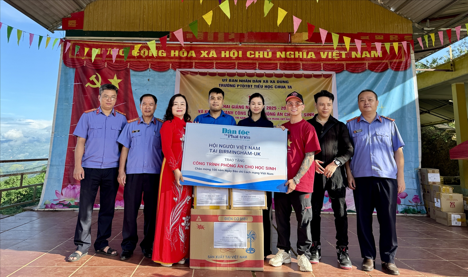 Tại buổi lễ, Nhóm nhạc yêu thương - DJ Tommy đã trao nhiều thùng sách giáo khoa mới cho các em học sinh lớp 3, 4, 5 của Trường PTDT Bán trú Tiểu học Chua Ta, cùng với đó là 10 chiếc quạt cây với tổng trị giá trên 25 triệu đồng