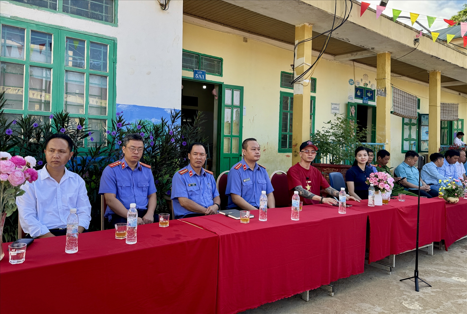 Tới dự buổi lễ có ông Vi Văn Hải, Phó Viện trưởng VKSND tỉnh Điện Biên; Nhà báo Phạm Thị Thanh Huyền, Phó Trưởng ban Báo Điện tử, Bí thư Đoàn Thanh niên Báo VietNamNet; ông Mai Thế Tùng (DJ Tommy) đại diện đơn vị tài trợ; cùng lãnh đạo chính quyền, các thầy giáo, cô giáo cùng toàn thể các em học sinh Trường PT DT BT TH Chua Ta