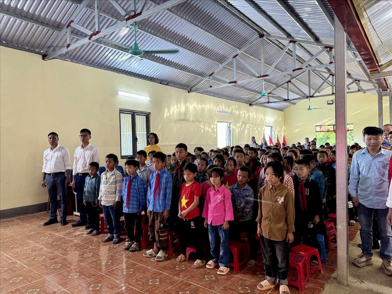 Phòng ăn được khánh thành cũng chính là nơi các bạn học sinh Trường PT DT BT TH Chua Ta dự Lễ Khai giảng toàn quốc, do trước đó, một số công trình của nhà trưởng bị ảnh hưởng bởi cơn bão cuối tháng 8 vừa qua.