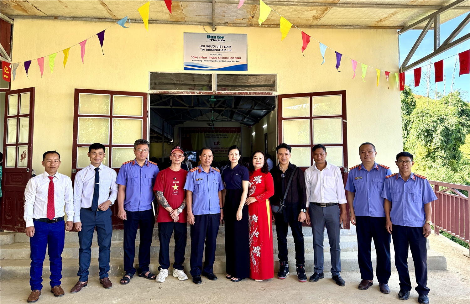 Đoàn công tác chụp ảnh lưu niệm tại phòng ăn mới tại Trường PT DT BT TH Chua Ta, xã Xa Dung (Điện Biên), phòng ăn có trị giá 300 triệu đồng, được Báo Dân tộc và Phát triển (nay là Báo VietNamNet) cùng Hội người Việt Nam tại Birmingham - Vương quốc Anh khởi công xây dựng vào cuối năm 2024