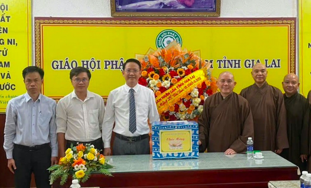 Ông Phan Đỗ Minh Thanh Anh, Phó Giám đốc Sở Dân tộc và Tôn giáo (thứ 3 từ trái sang) trao lẵng hoa chúc mừng Ban Trị sự GHPGVN tỉnh nhân dịp Đại lễ Vu lan Phật lịch 2569 (Ảnh T.N)