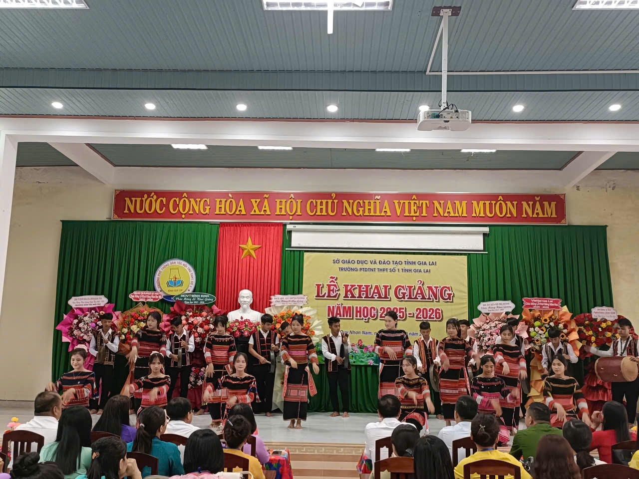 Các em học sinh Trường PTDTNT THPT số 1 tỉnh Gia Lai biểu diễn văn nghệ trong Lễ khai giảng năm học mới 2025 - 2026 (Ảnh T.N)