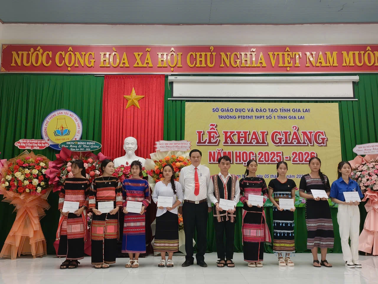 Lãnh đạo tỉnh Gia Lai tặng quà cho các em học sinh Trường PTDTNT THPT số 1 tỉnh Gia Lai có hoàn cảnh khó khăn, vượt khó học giỏi  (Ảnh T.N)