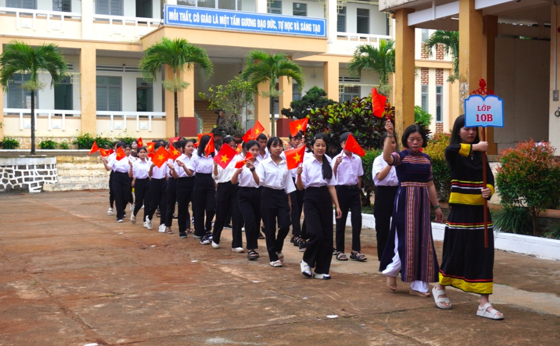 Các em học sinh Trường PTDTNT THPT số 2 tỉnh Gia Lai hân hoan chào đón năm học mới (Ảnh T.N)