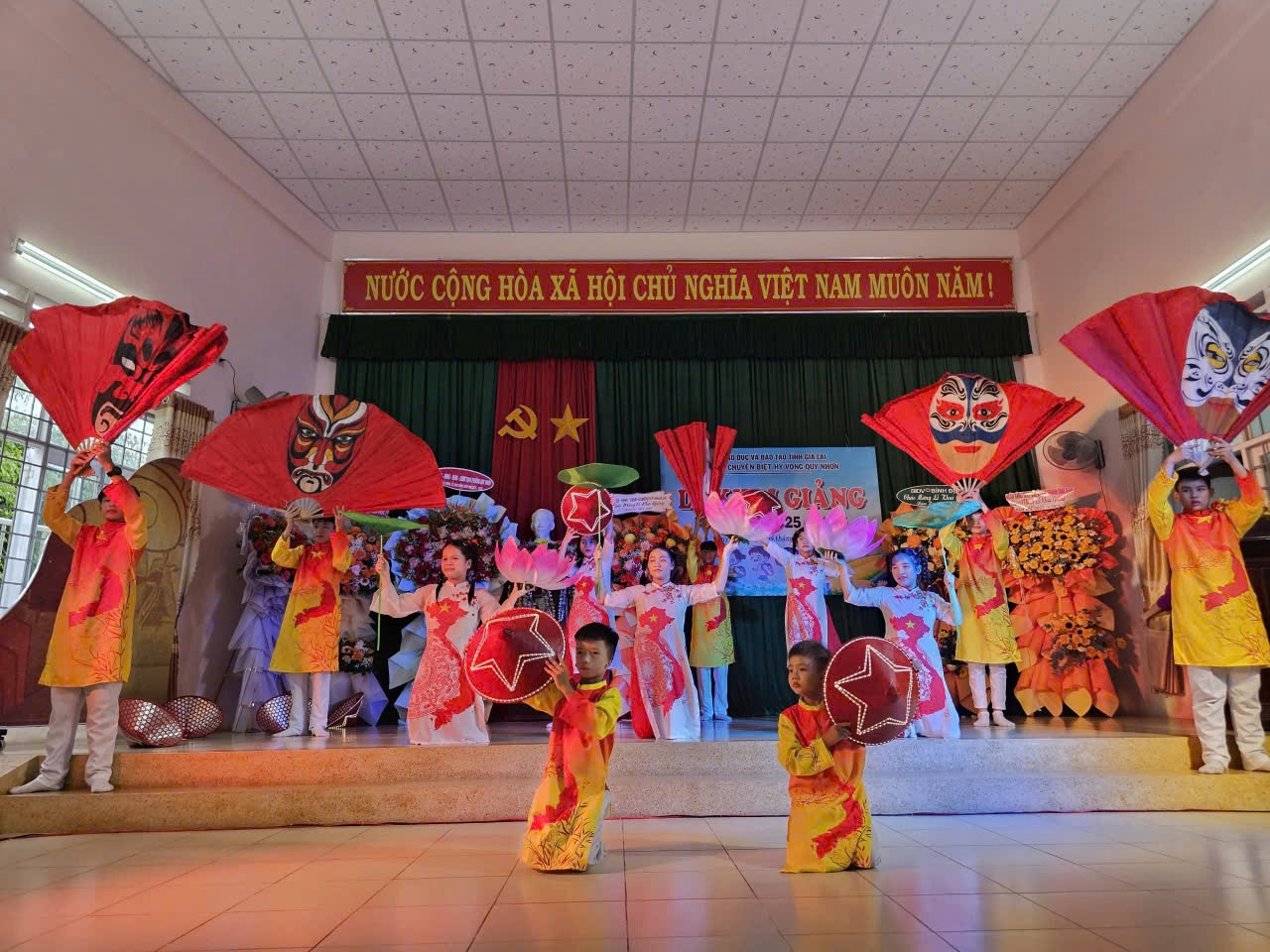 Các em học sinh Trường Chuyên biệt Hy vọng Quy Nhơn biểu diễn văn nghệ trong Lễ khai giảng năm học mới 2025 - 2026 (Ảnh T.N)