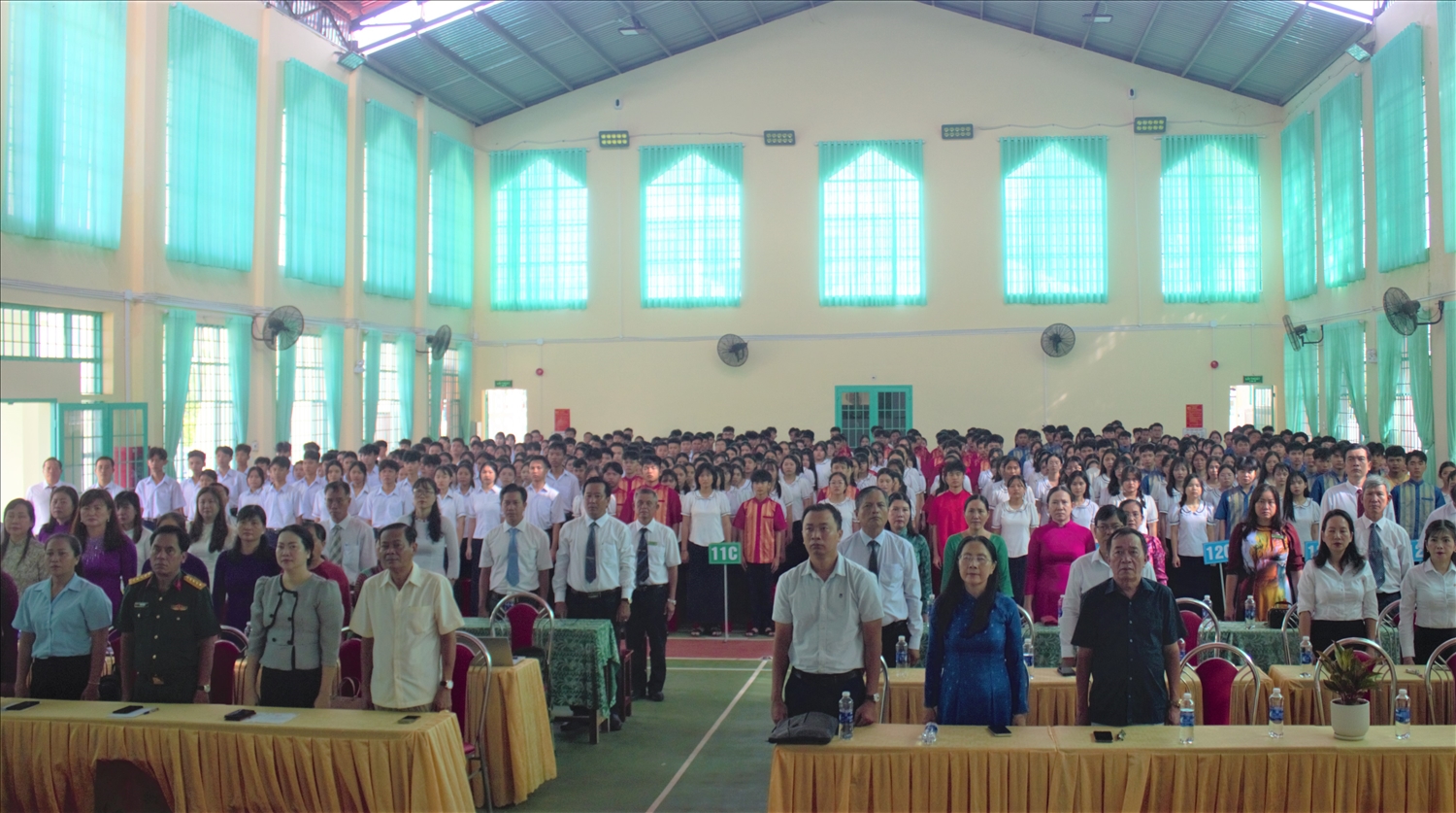 Thầy và trò Trường Phổ thông Dân tộc nội trú THPT An Giang 1 cùng tham dự khai giảng trực tuyến