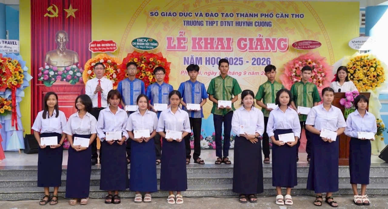 Các em học sinh DTTS của Trường DTNT Huỳnh Cương (TP. Cần Thơ) được nhận học bổng tại lễ khai giảng
