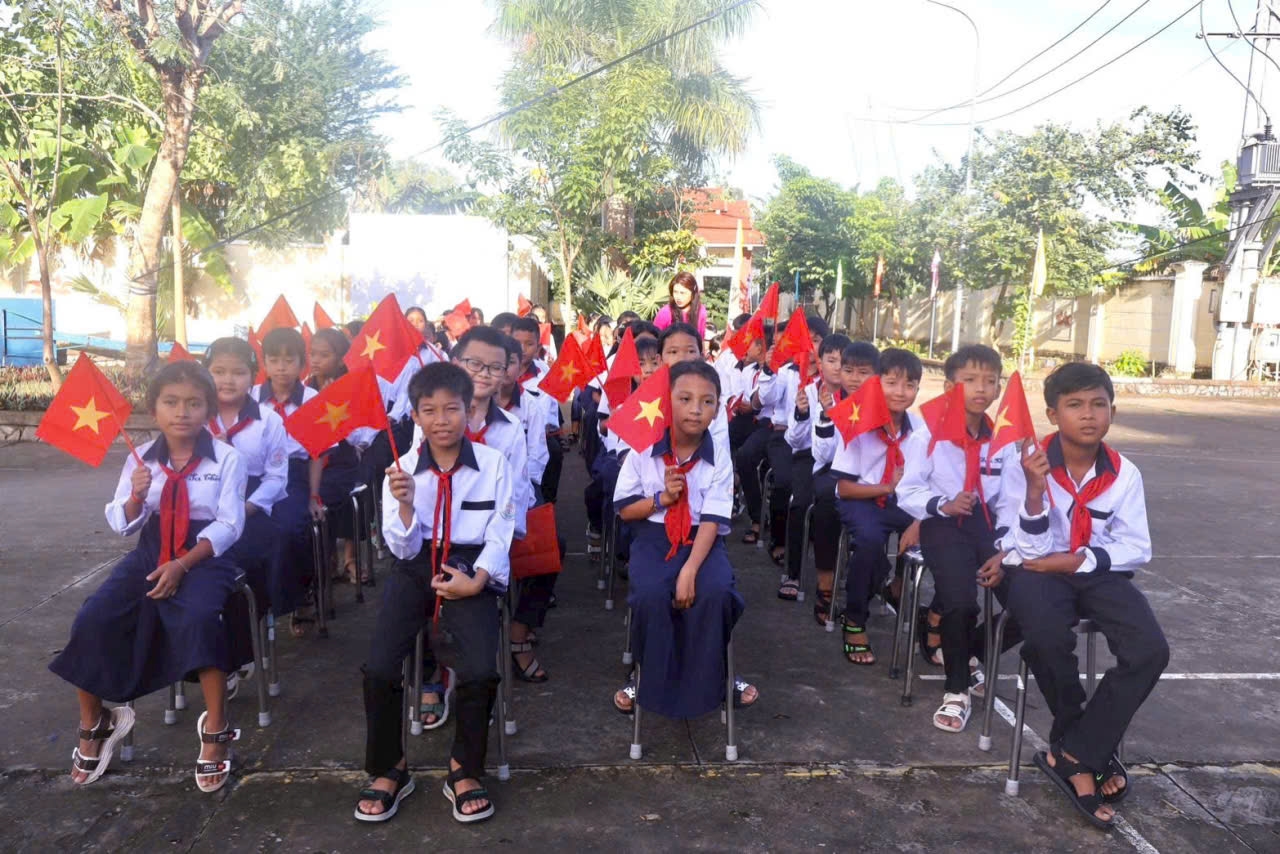Các em học sinh của Trường Phổ thông DTNT - THCS Trần Đề (TP. Cần Thơ) hân hoan trong lễ khai giảng
