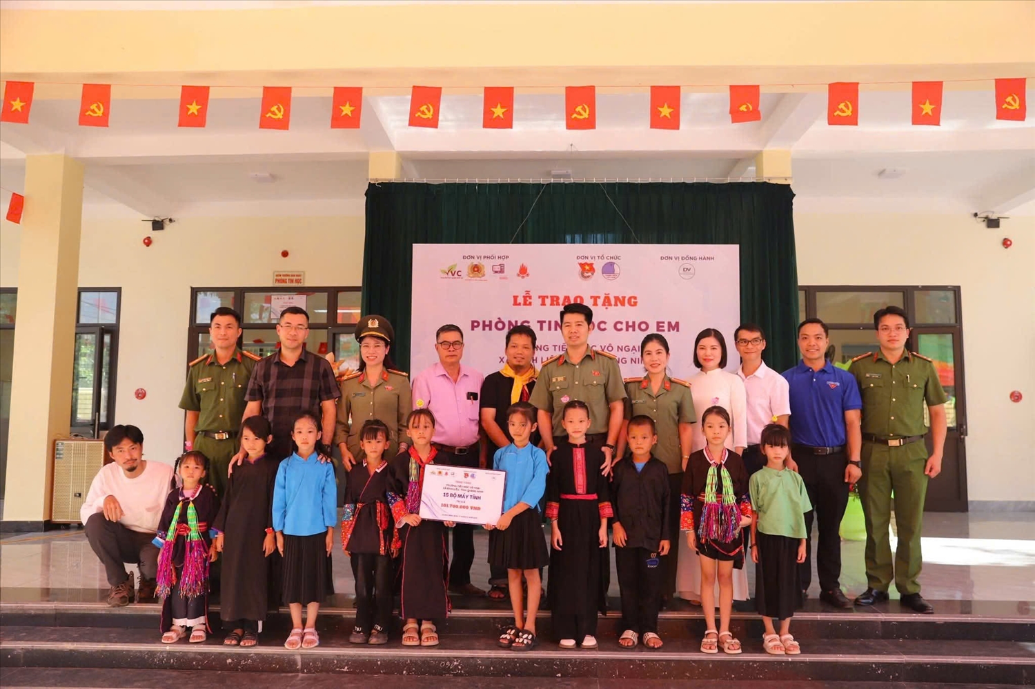 Lễ trao tặng Phòng tin học cho em