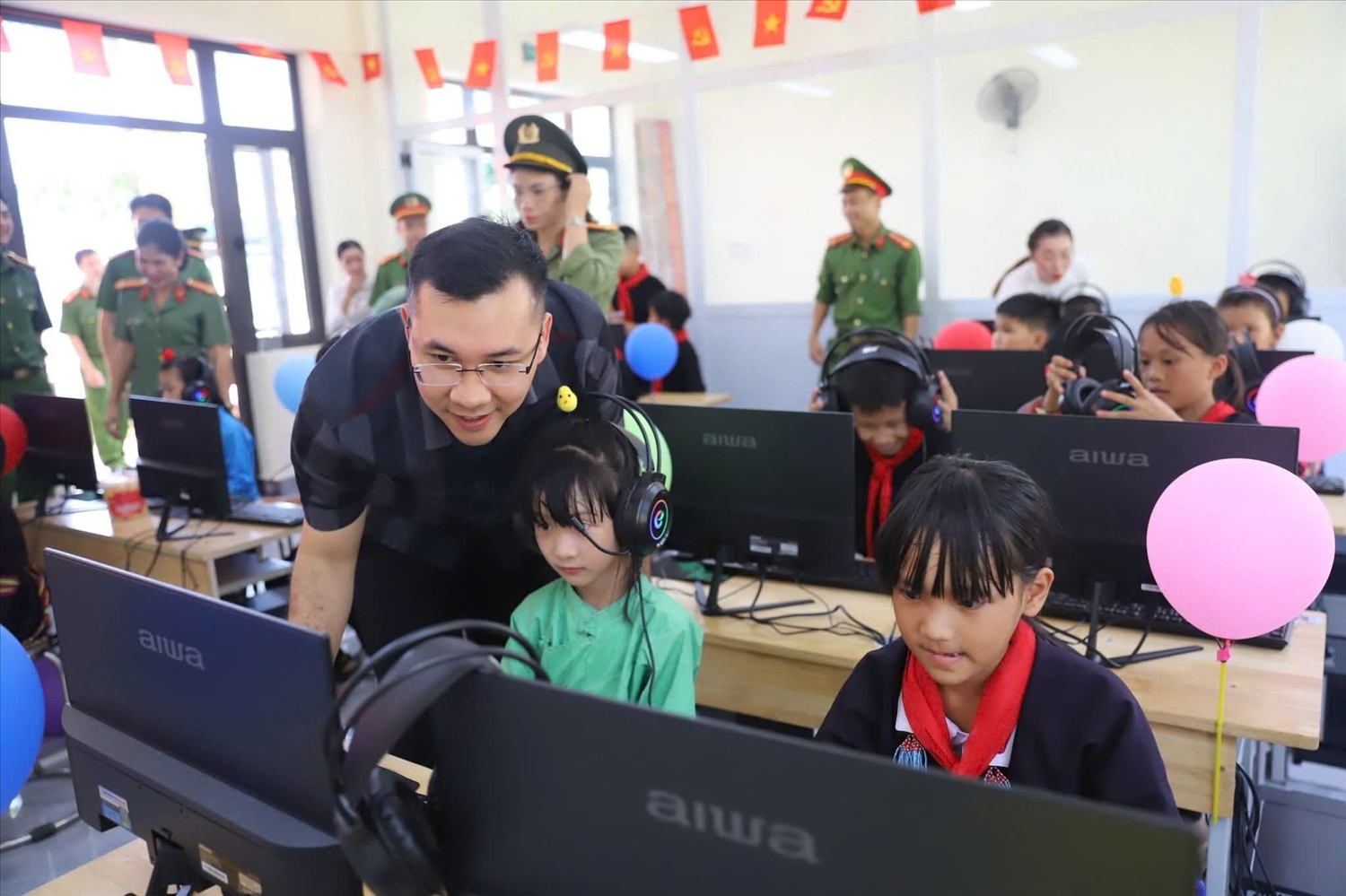 Bí thư xã Bình Liêu Nguyễn Thế Minh hướng dẫn cho học sinh trong phòng học mới