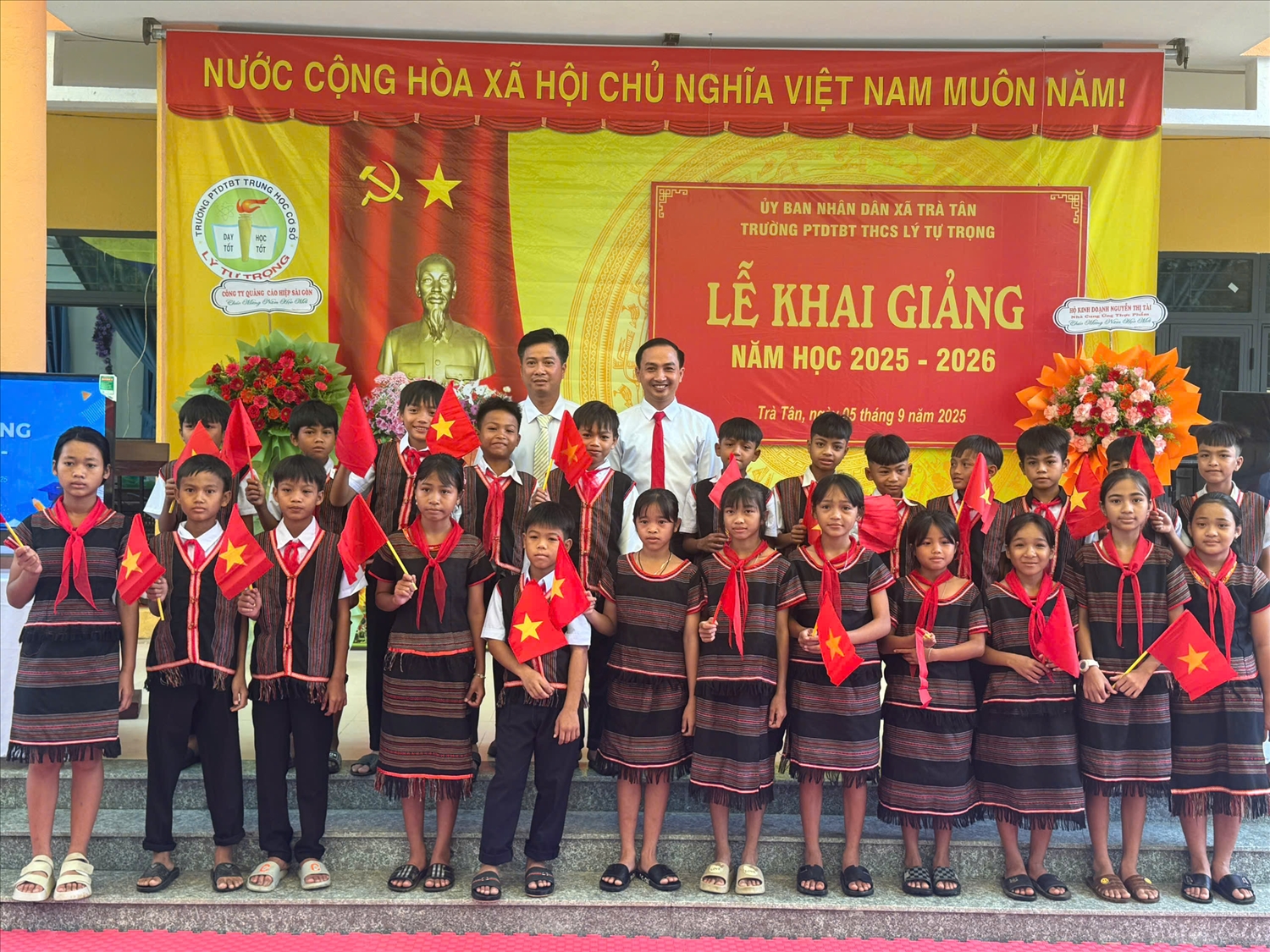 Hàng trăm học sinh ở Trà Tân hân hoan niềm vui khai giảng. (Ảnh Hồng Lai).
