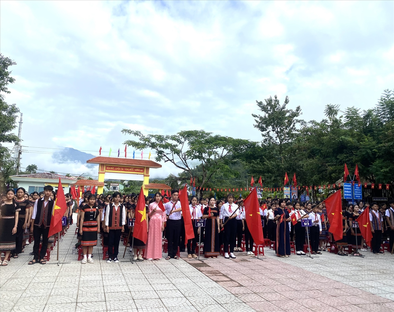 Trường PTDTNT Nam Trà My tổ chức khai giảng. (Ảnh Huy Trường).