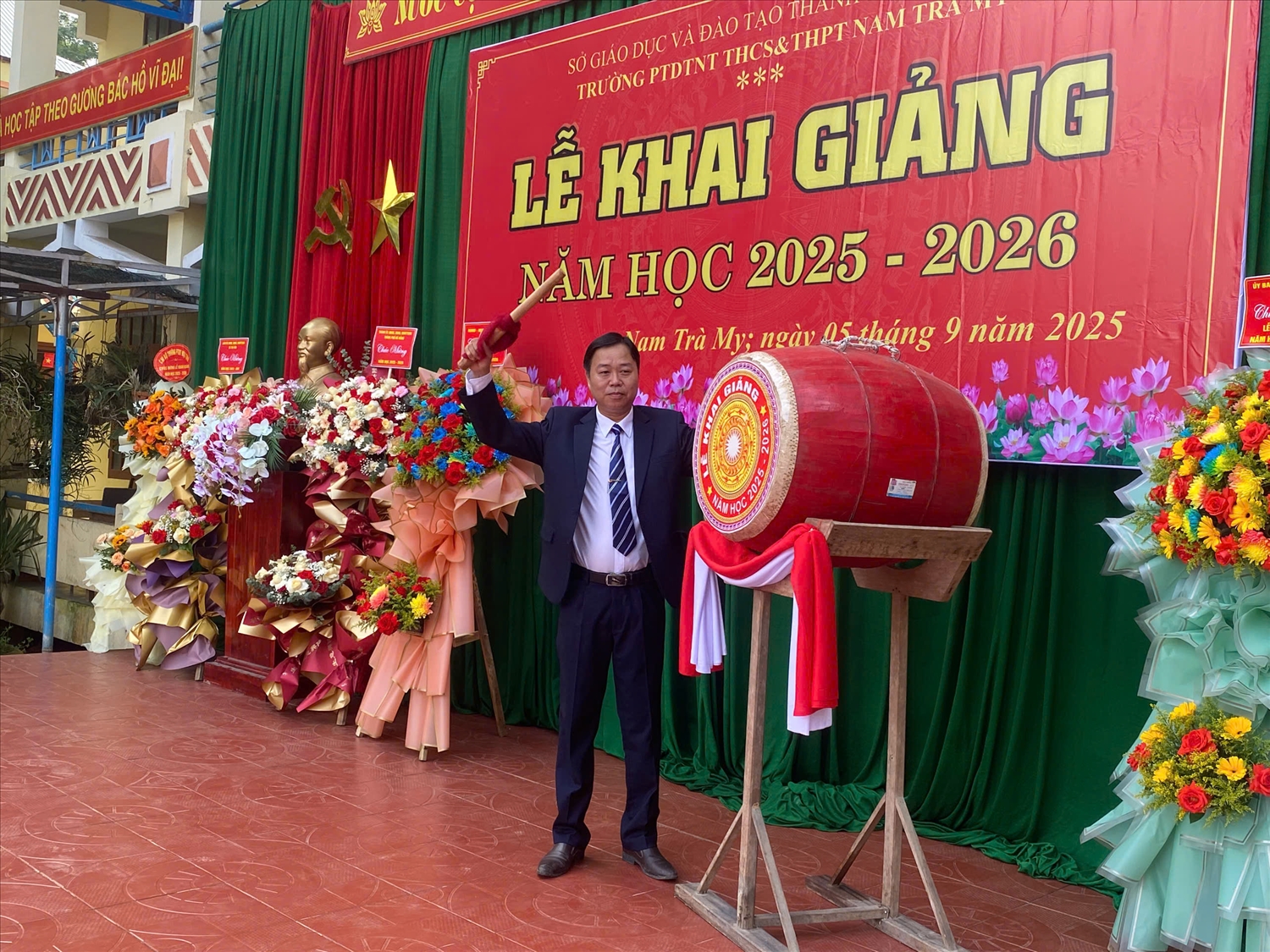 Ông Bùi Ngọc Luận, Hiệu trưởng Nhà trường đánh trống khai giảng năm học mới (Ảnh: Huy Trường)