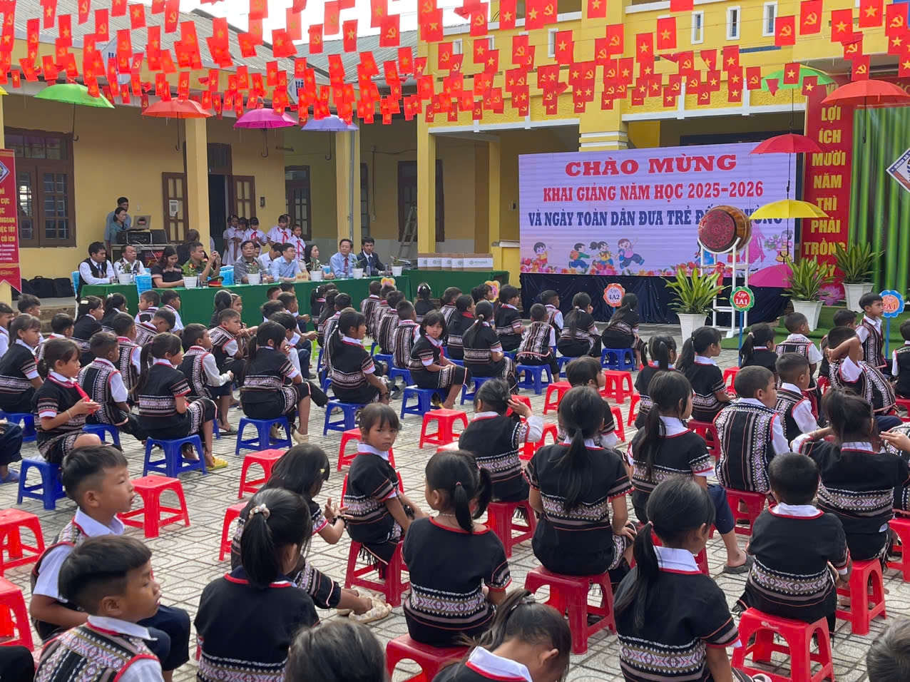 Hàng trăm học sinh Xơ ở Trà Linh dự lễ khai giảng sáng 5/9. (Ảnh Hông Vỹ).