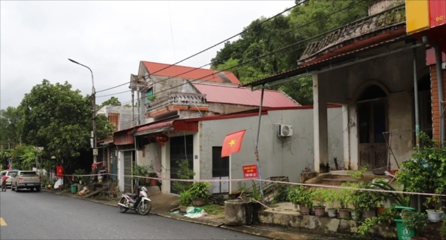 Xã Linh Sơn đã tổ chức phong tỏa khu vực nguy hiểm phía dưới chân đồi Phòng Không.(ảnh PV)
