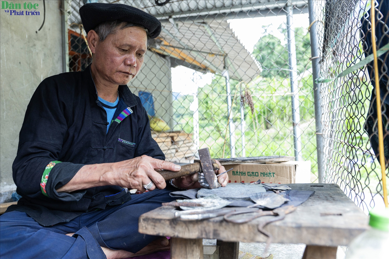 Nghề chạm khắc bạc đòi hỏi người thợ phải thật khéo léo và tỉ mỉ đến từng chi tiết. Chỉ những ai thật sự yêu nghề, kiên nhẫn và nhẫn nại mới có thể gắn bó lâu dài. Đặc biệt, khi kết hợp cùng trang phục truyền thống, các sản phẩm bạc không chỉ là đồ trang sức mà còn trở thành điểm nhấn ấn tượng, tôn thêm vẻ đẹp của người phụ nữ Nùng.
