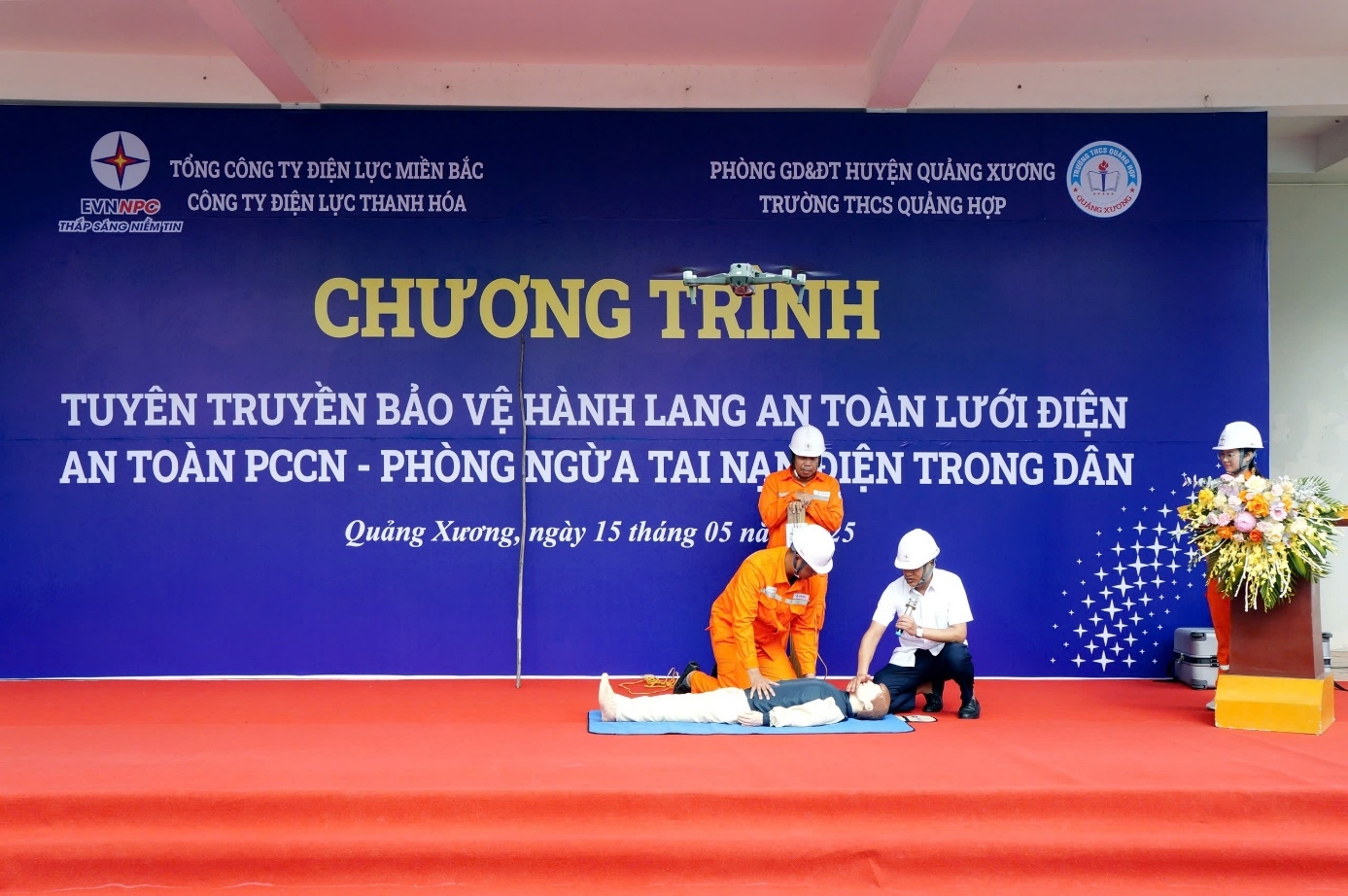 Trong tháng 5/2025, PC Thanh Hóa tổ chức tuyên truyền bảo vệ hành lang an toàn lưới điện, an toàn PCCN, phòng ngừa tai nạn điện trong dân kết hợp tuyên tuyền sử dụng điện tiết kiệm đến giáo viên, học sinh Trường THCS Quảng Hợp (Quảng Xương).