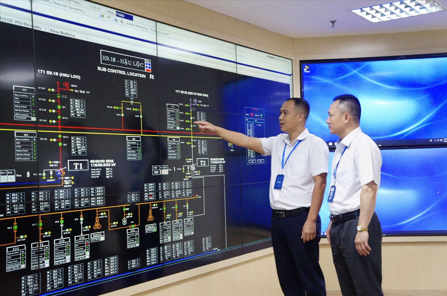 Ông Hoàng Hải, Giám đốc Công ty Điện lực Thanh Hóa kiểm tra công tác trực vận hành tại Trung tâm Điều khiển xa.