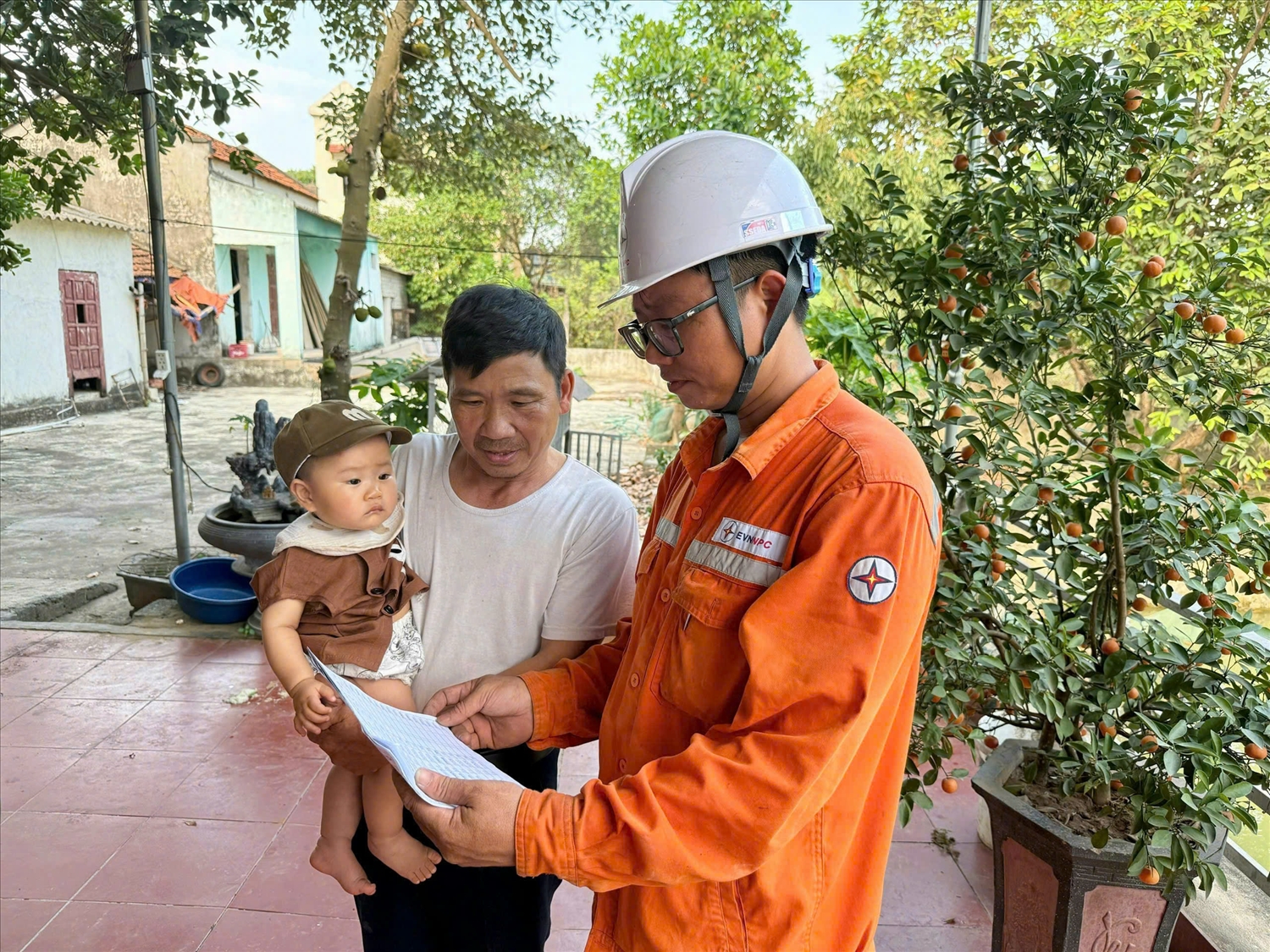 Công nhân Điện lực trực thuộc PC Thanh Hóa thông tin và giải đáp các thắc mắc của khách hàng về chỉ số công tơ của gia đình sau khi thực hiện kiểm tra đảm bảo khách quan, minh bạch và công khai.