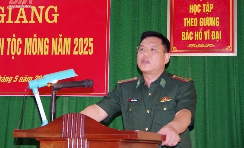 Đại tá Hoàng Văn Hùng, Chính uỷ BĐBP tỉnh Thanh Hóa phát biểu tại lễ khai giảng lớp bồi dưỡng tiếng dân tộc Mông năm 2025. (ảnh PV)