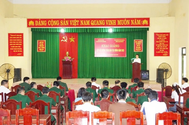 Một lớp bồi dưỡng tiếng dân tộc Mông cho cán bộ, chiến sĩ BĐBP đang công tác tại khu vực biên giới của tỉnh Thanh Hóa. (ảnh PV)