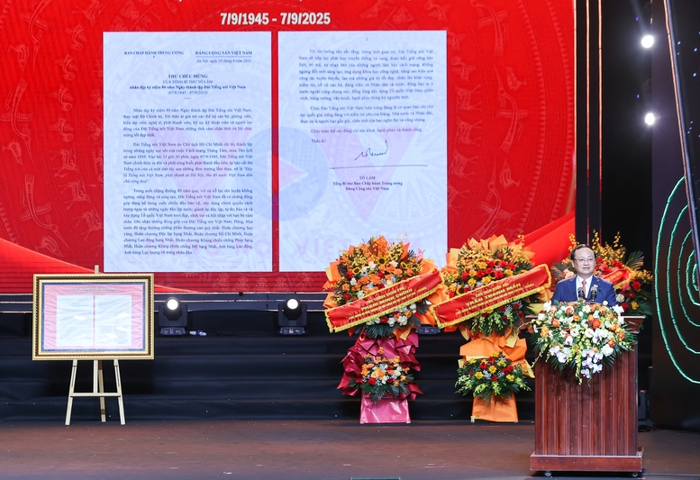 Ông Đỗ Tiến Sỹ, Tổng Giám đốc VOV đọc Thư chúc mừng của Tổng Bí thư Tô Lâm nhân dịp kỷ niệm 80 năm Ngày thành lập Đài Tiếng nói Việt Nam - Ảnh: VGP/Nhật Bắc