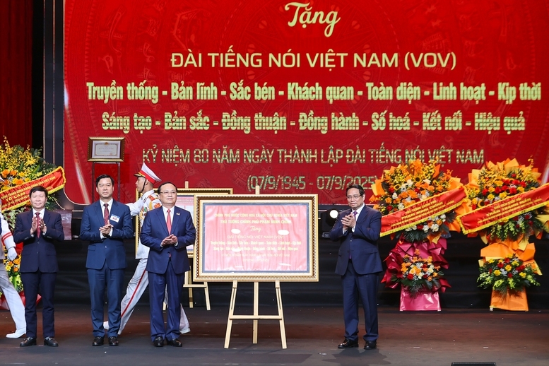 Thủ tướng tặng Đài Tiếng nói Việt Nam 16 chữ: ""Bản lĩnh - Khách quan - Toàn diện - Kịp thời - Bản sắc - Số hoá - Sáng tạo – Hiệu quả" - Ảnh: VGP/Nhật Bắc