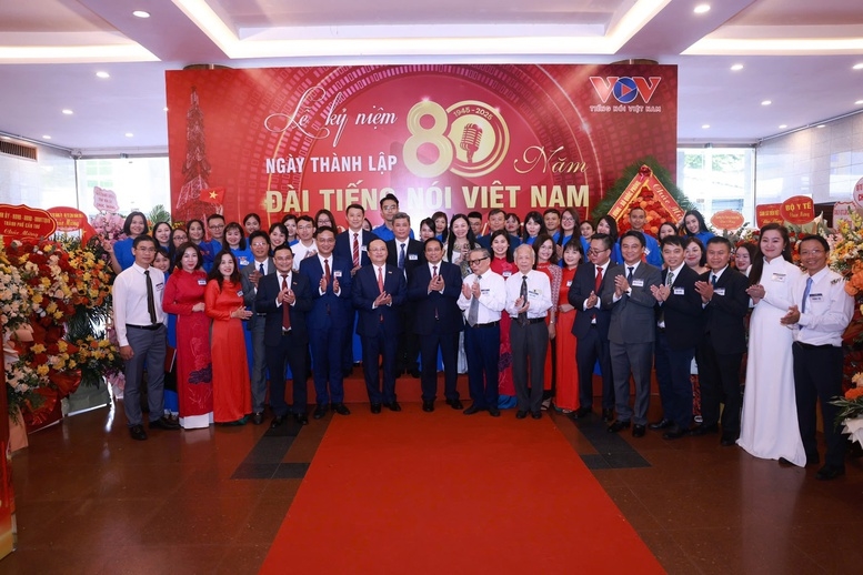 Thủ tướng Phạm Minh Chính chụp ảnh lưu niệm cùng các thế hệ cán bộ, phóng viên, biên tập viên, người lao động VOV - Ảnh: VGP/Nhật Bắc