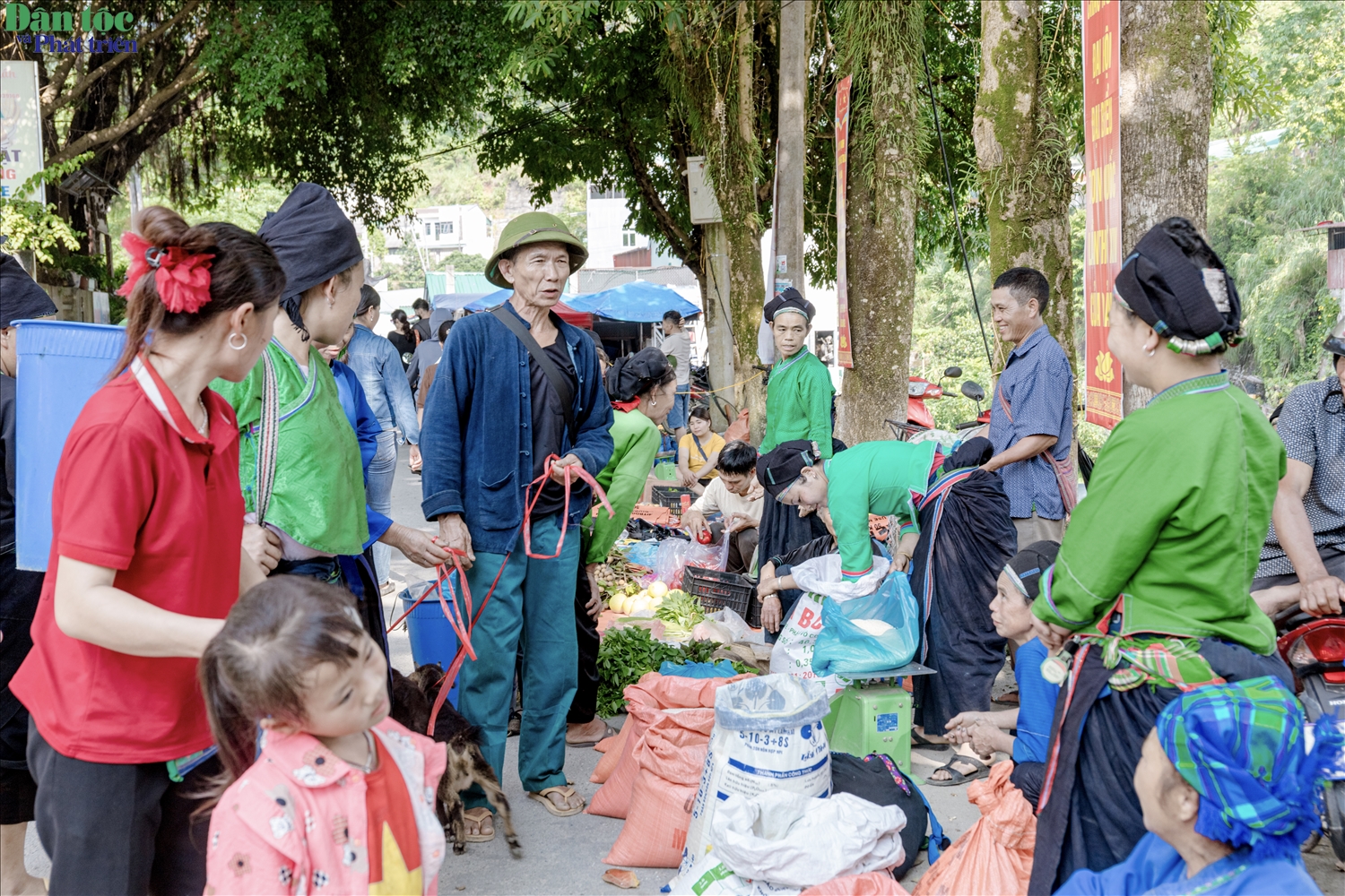 Đồng bào các dân tộc Nùng, Dao, Tày, Mông… mang đến chợ những sắc phục, sản vật và phong tục đặc trưng của mình. Sự góp mặt ấy làm nên một bức tranh văn hóa đa dạng, đầy sức sống.
