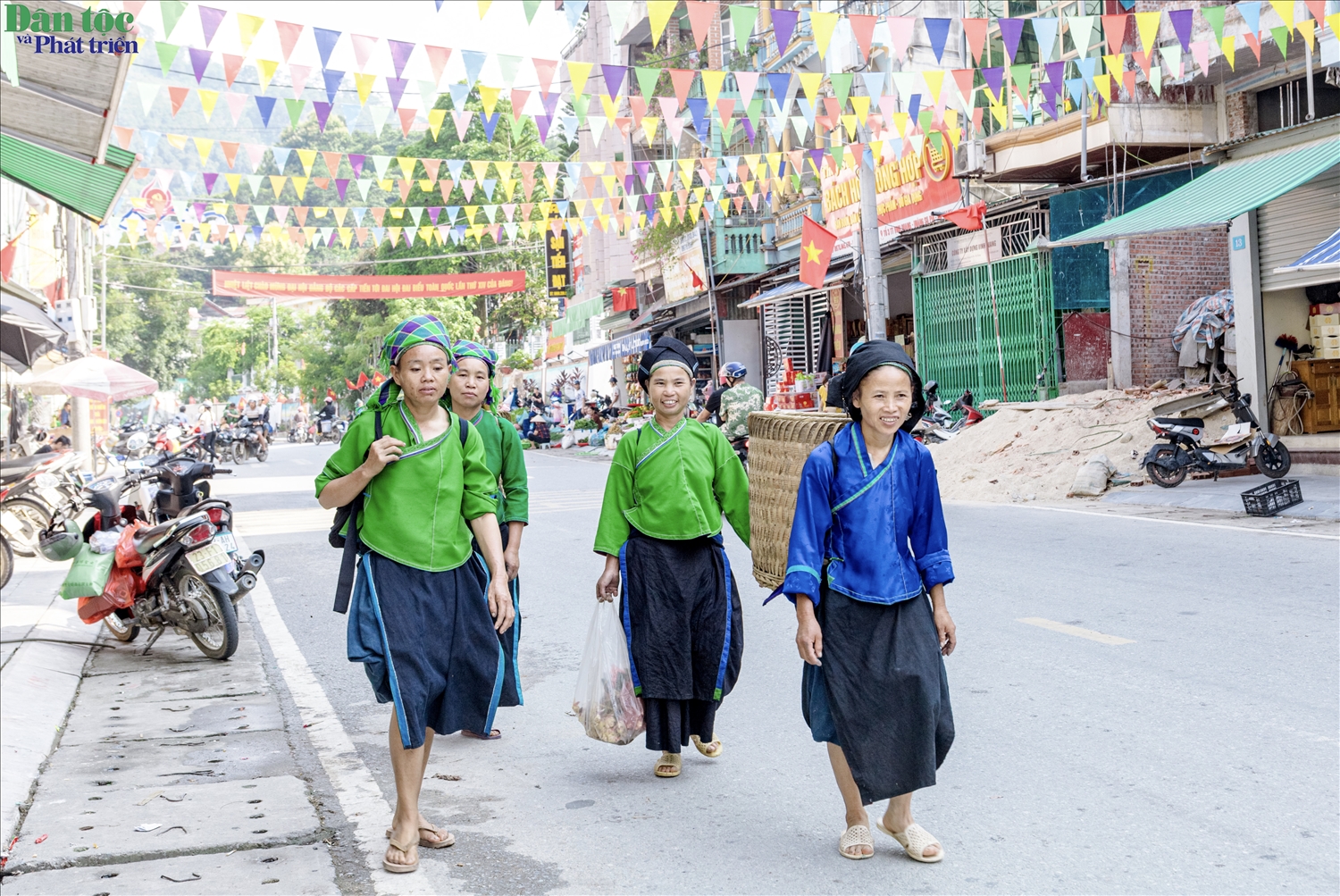 Chợ phiên Hoàng Su Phì được hình thành từ thời Pháp thuộc và duy trì đều đặn vào mỗi chủ nhật hằng tuần. Ban đầu, nơi đây chủ yếu để bà con mang nông sản đến mua bán, trao đổi phục vụ đời sống hằng ngày.