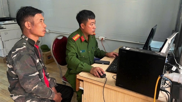 Công an xã Mỹ Lý giải quyết thủ tục hành chính cho người dân trong trụ sở mới - Ảnh: P.T