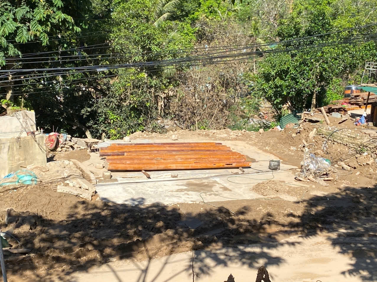Người dân Mỹ Lý tập kết gỗ chuẩn bị dựng lại nhà sau lũ - Ảnh: Thanh Hải