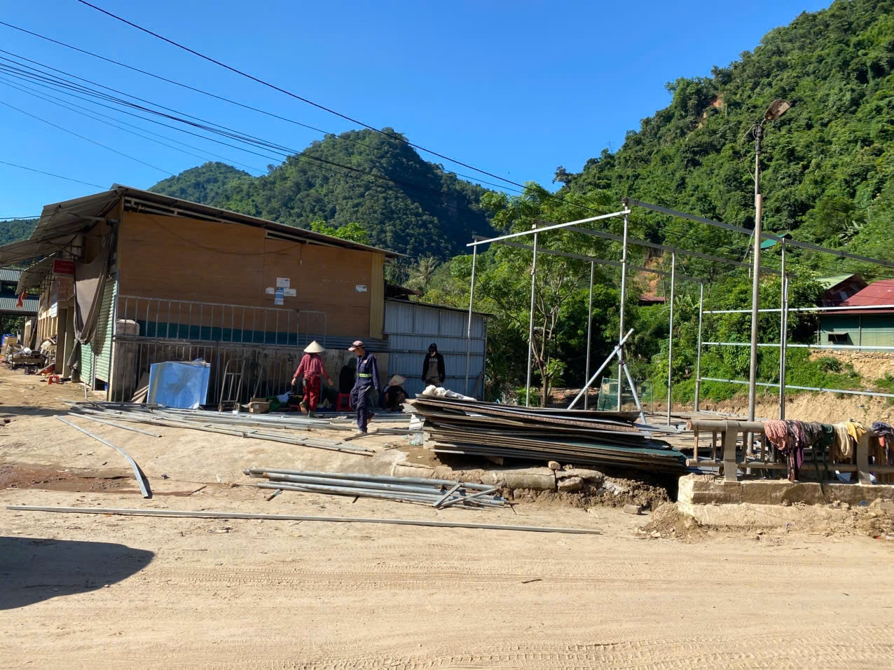 Gia đình anh Kha Văn Hoài cũng đang gọi thợ, mượn người để dựng lại nếp nhà bị lũ phá tan - Ảnh: Thanh Hải