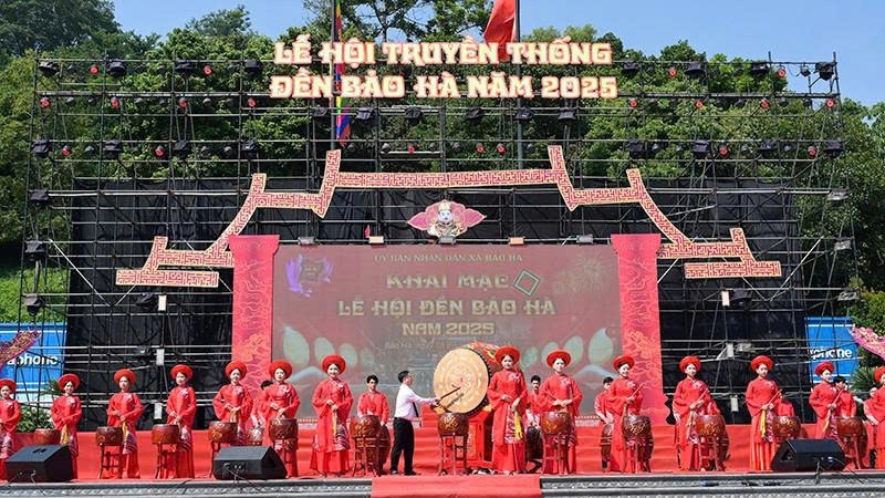 Đánh trống khai mạc lễ hội đền Bảo Hà năm 2025. Ảnh: ITN